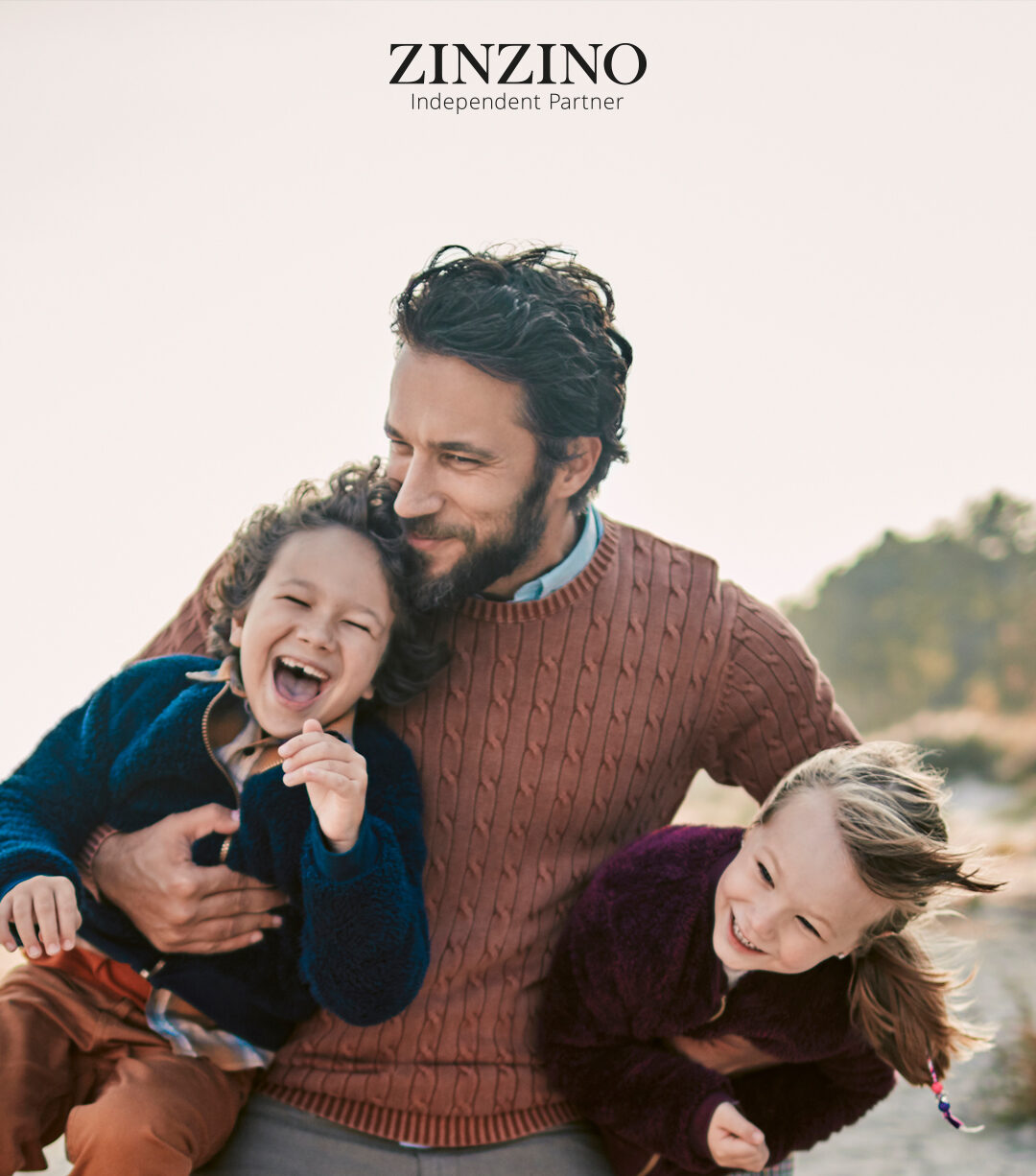 Mann spielt mit seinen Kindern.